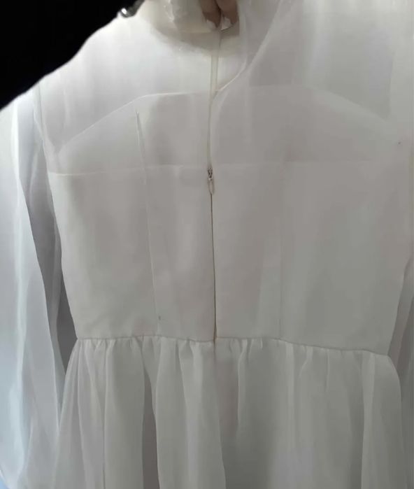 Продам белое платье очень красивое)