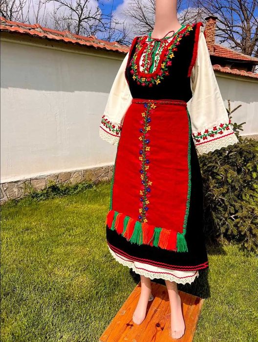 Ръчно бродирана носия. Новодел.