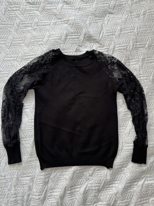 Платья, ветровка, брюки, кофты.