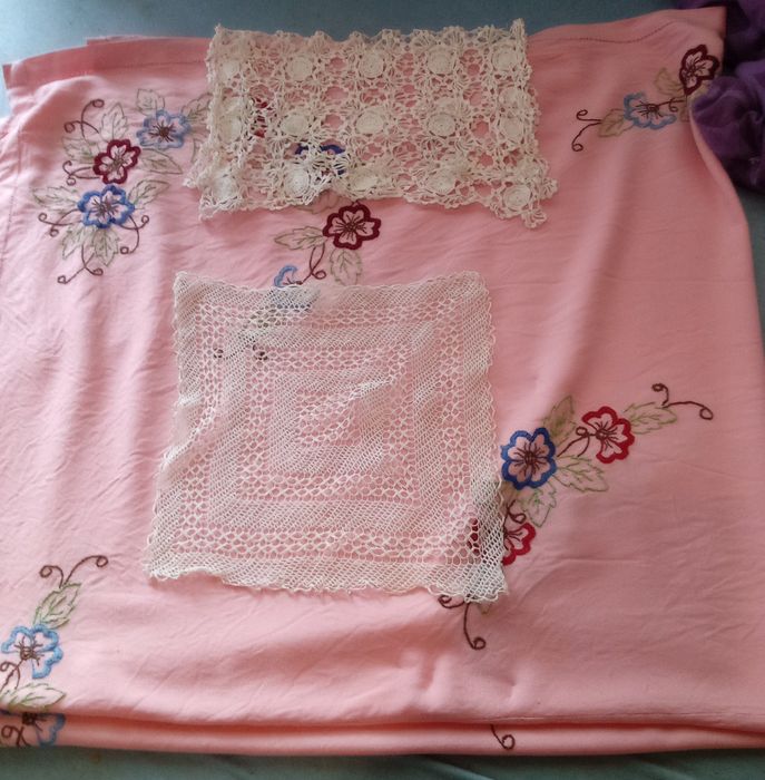 Ръчно бродирана покривка за маса