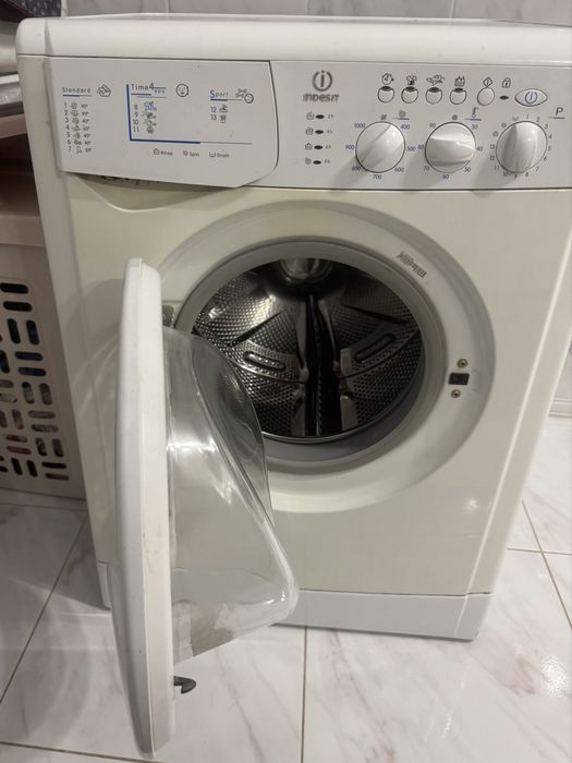 Продам стиральную машину Indesit