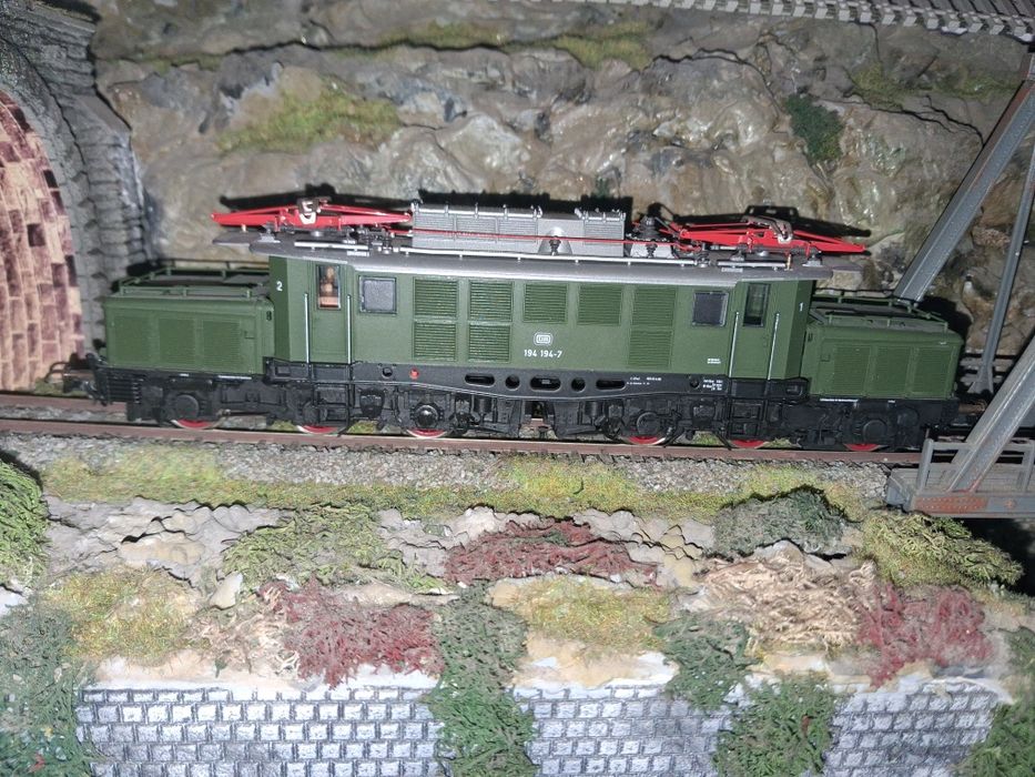 Locomotiva electrică ROCO BR194 cunoscută și cu denumirea "crocodil"