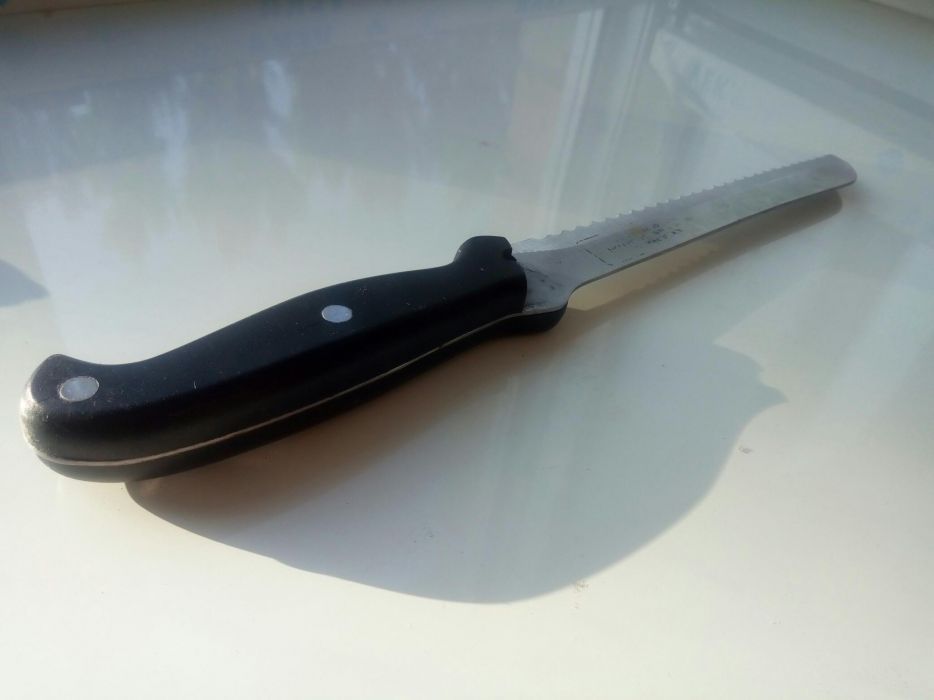 Нож хлебный.