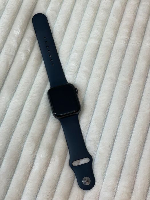 Продам Apple Watch SE