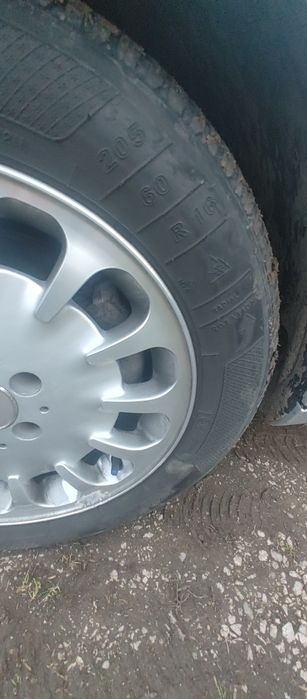 Джанти с гуми за Мерцедес Е класа.