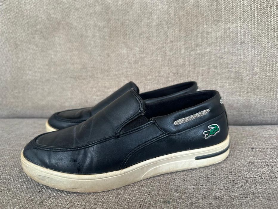 Аяқ киім сатылады.