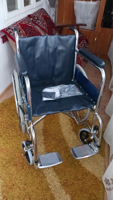 Vand scaun cu rotile nou