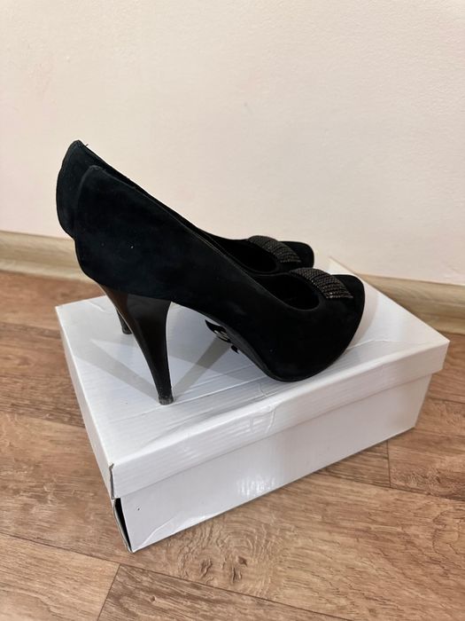 Женский туфли продается.