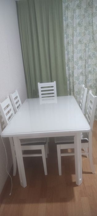 Продам кухонный стол и стулья