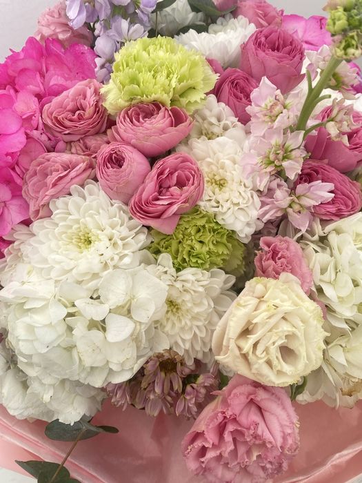 Әдемі гүл сатамын. Қолданылған. Әлі солмады. Су да тұр