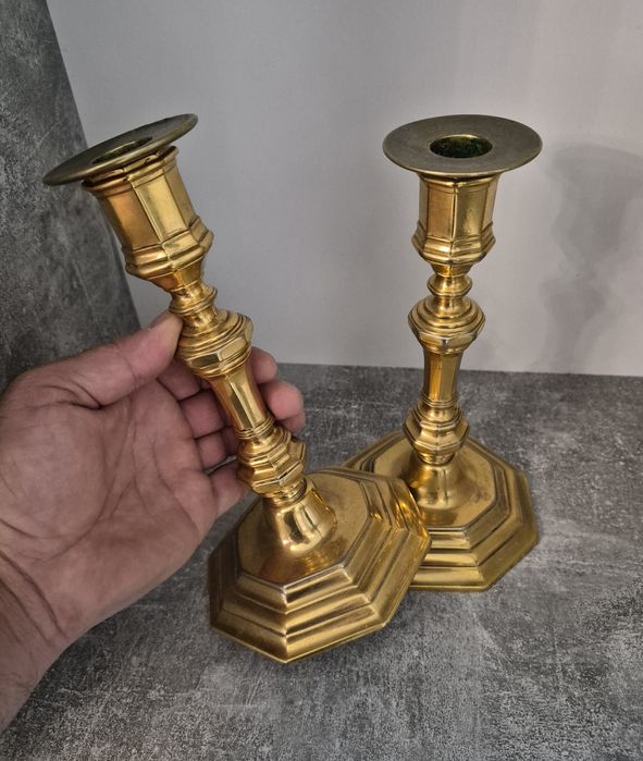 Pereche două sfeșnice vechi din bronz, 22cm, fabricate in Marea Britanie in anii 1970.