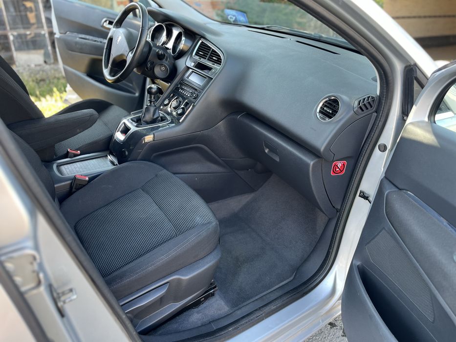 Продавам Peugeot 5008 1.6 HDI
