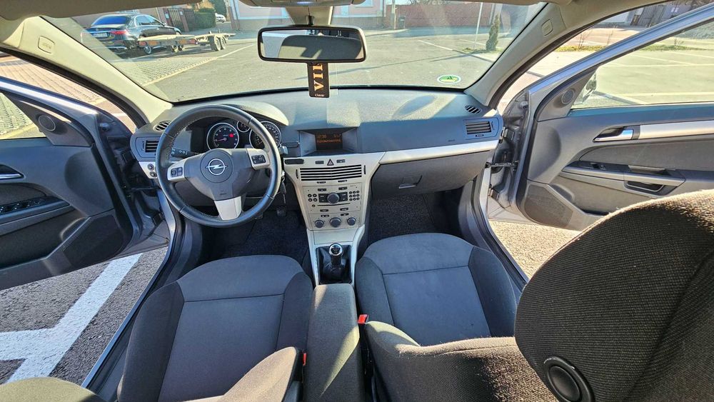 Opel Astra H cu nr rosii.