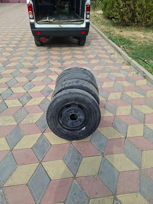 комплект дисков R12 на Damas с шинами.