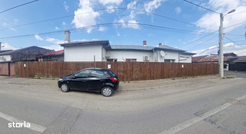 Casă rezidențială din cărămidă cu garaj, pivniță si curte privată