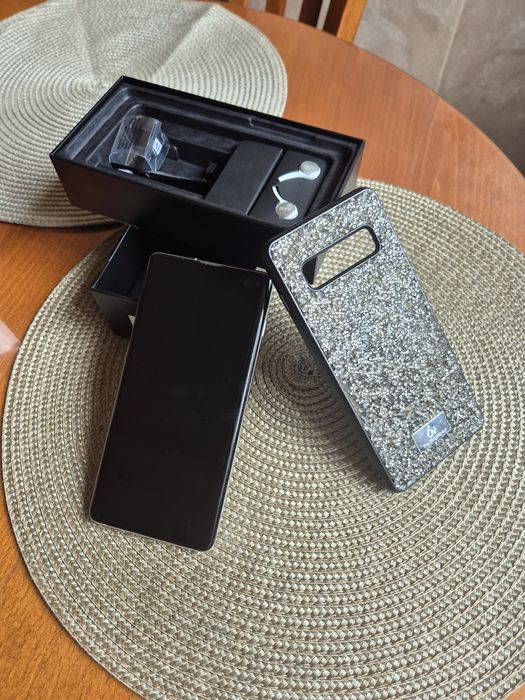 Телефон Samsung galaxy S10+