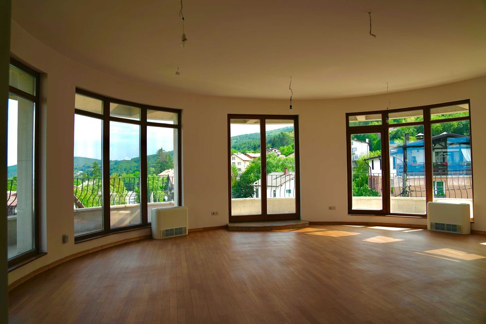 Продава се просторен апартамент с панорамна гледка към Витоша и София