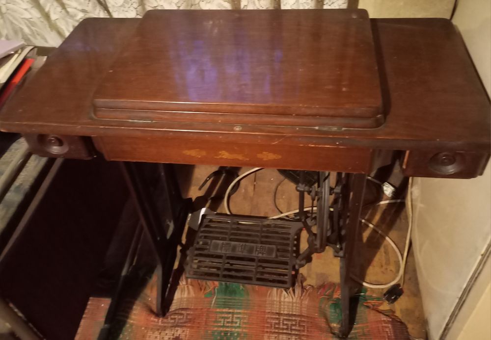 Старинна крачна шевна машина