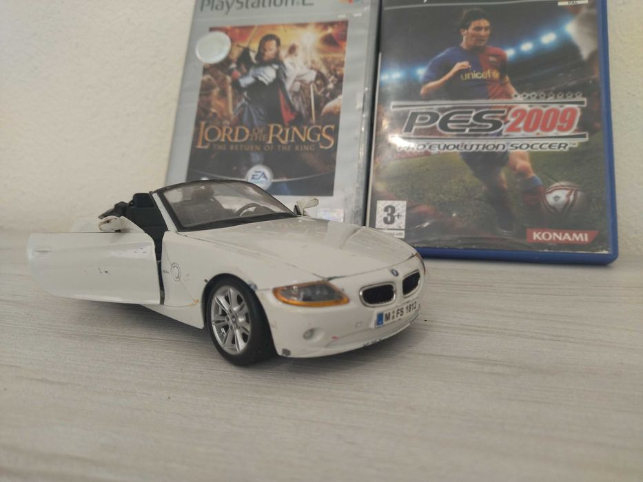 Метална количка BMW Z4 (1/24) + 2 бр. игри за Playstation 2 !!!