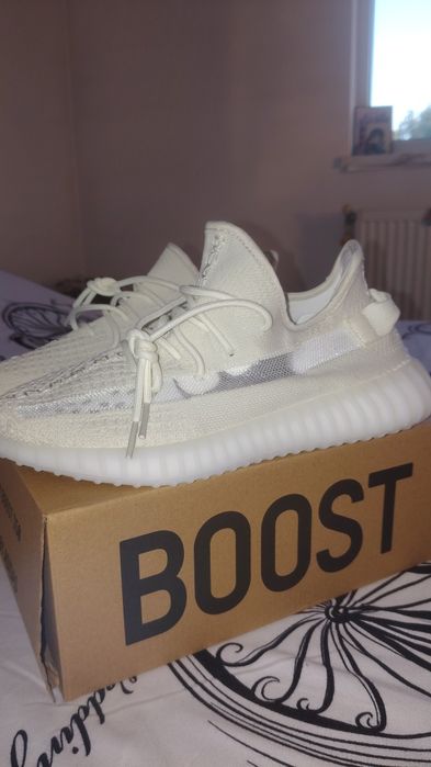 Adidași albi yeezy 350 v2 albi cu cutia lor originală mărimea 43.