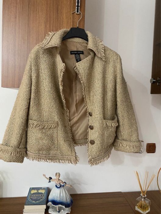 Paltoane, in stare buna.