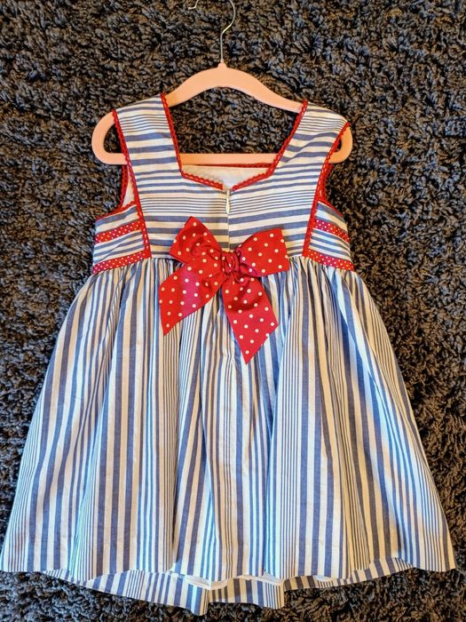 Rochiță pentru fetițe foarte elegantă.