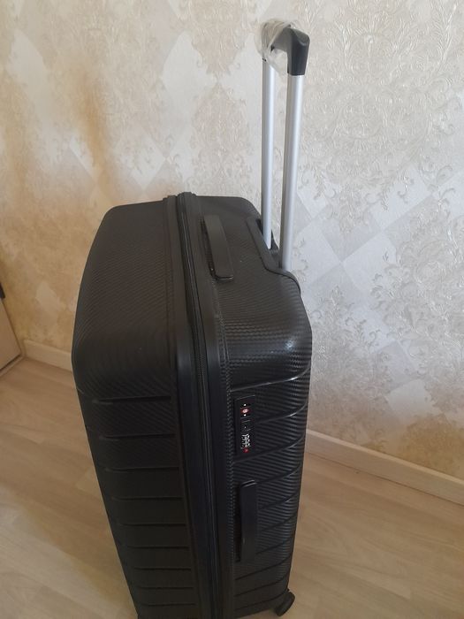 Чемодан черный дорожный