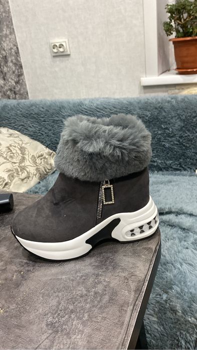 Продам ботинки зимние, очень красивые