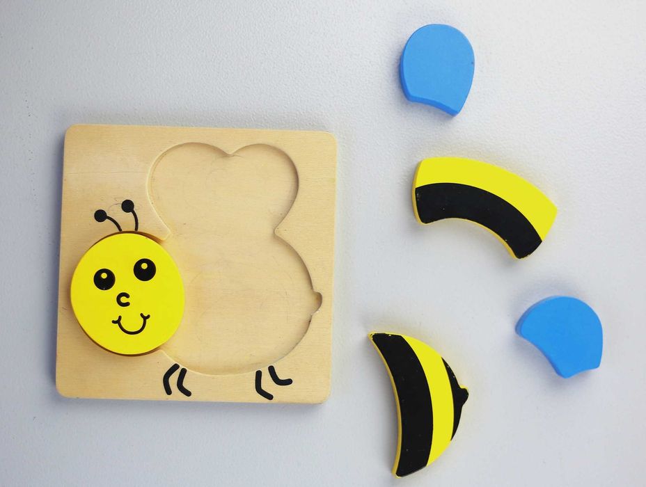 Лот от дървен пъзел пчела и дървен сортер с любимите животни.