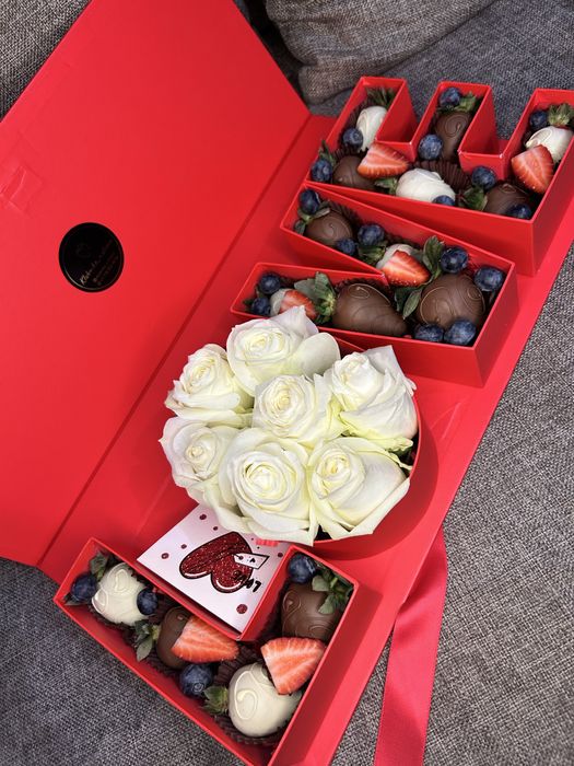 Клубника в шоколаде с цветами