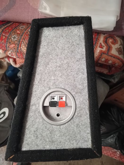 Разчиствам гаража две тонколони и една бас каса за 150 лева.