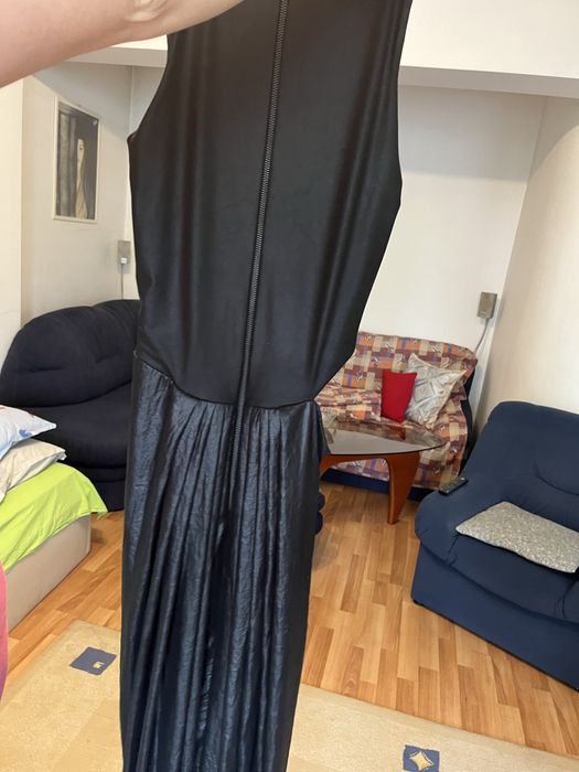 Дълга рокля с отвор от дясно