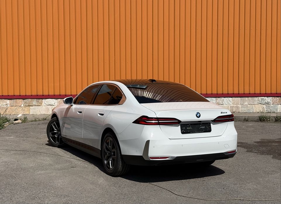 BMW 530e Hybrid  2025г.  В НАЛИЧИИ