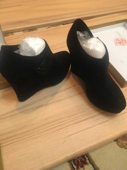 Ботильоны новые на сплошном каблуке.