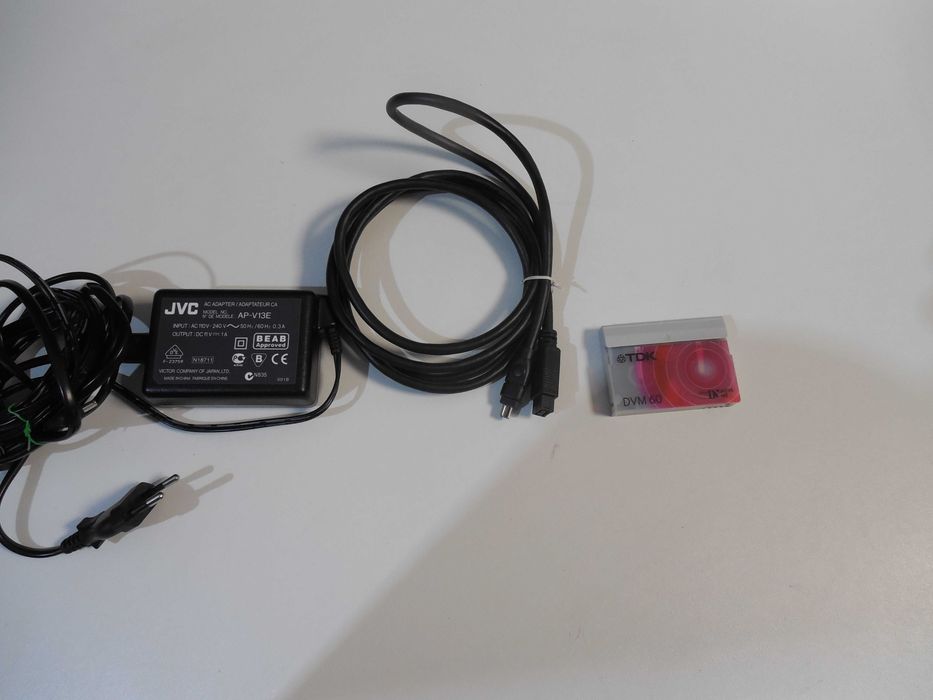 Vand  camera Video miniDV JVC DX300 si camera Canon video 8mm
