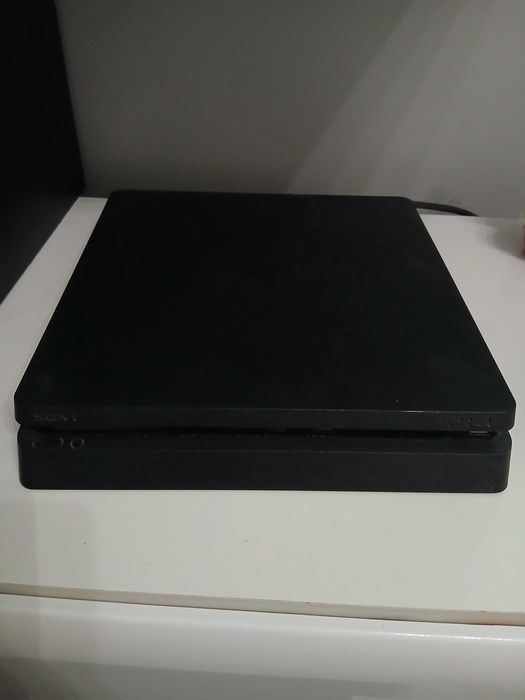 Плейстешън слим 4