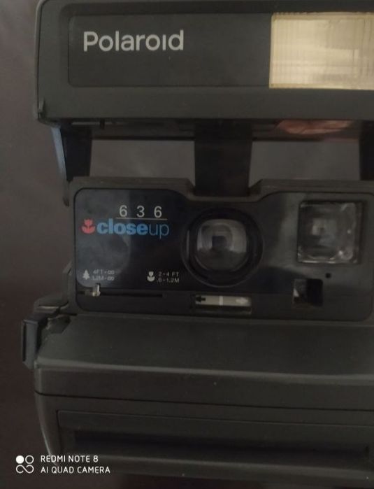 Fotoaparat sotiladi qora