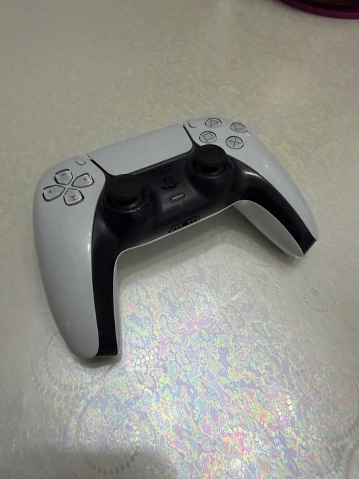 Геймпад от PS5 и подходит на пк