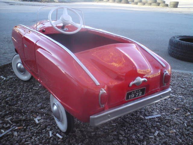 Продавам метална детска ретро кола с педали МОСКВИЧ количка