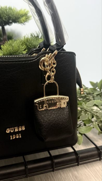 Guess дасмка чанта