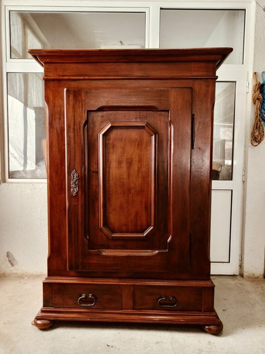 Дъбов гардероб с две чекмеджета