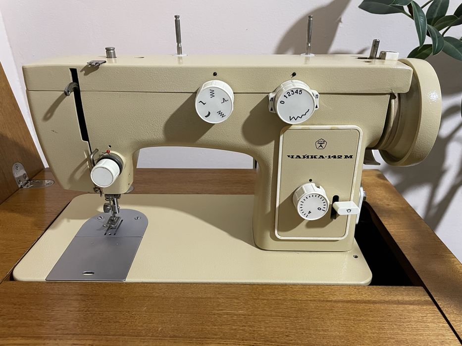 Швейная машинка Чайка 142