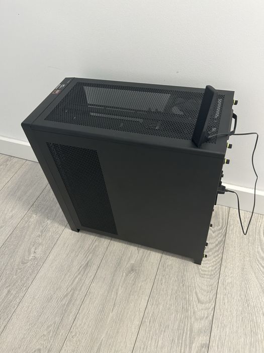 PC Gaming Ryzen 7 9800x3d RTX 5070 32Gb DDR5 2Tb FĂRĂ RGB [Impecabil, în garanție 1 an]