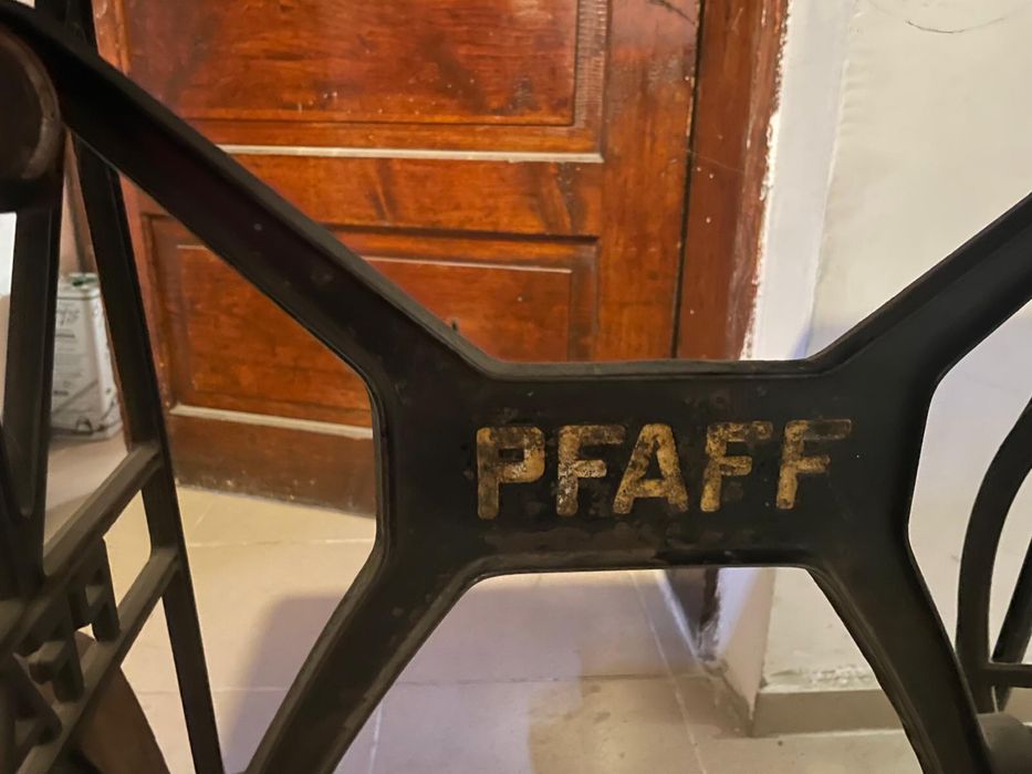 Старинна шевна машина PFAFF 31 с оригинална маса и крачен механизъм