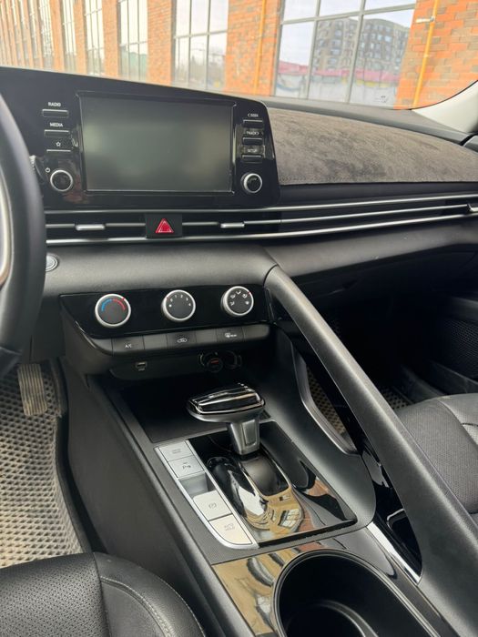 Машина Hyundai Elantra 2023