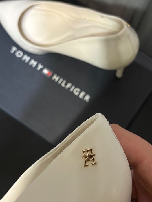 Бели обувки на ток