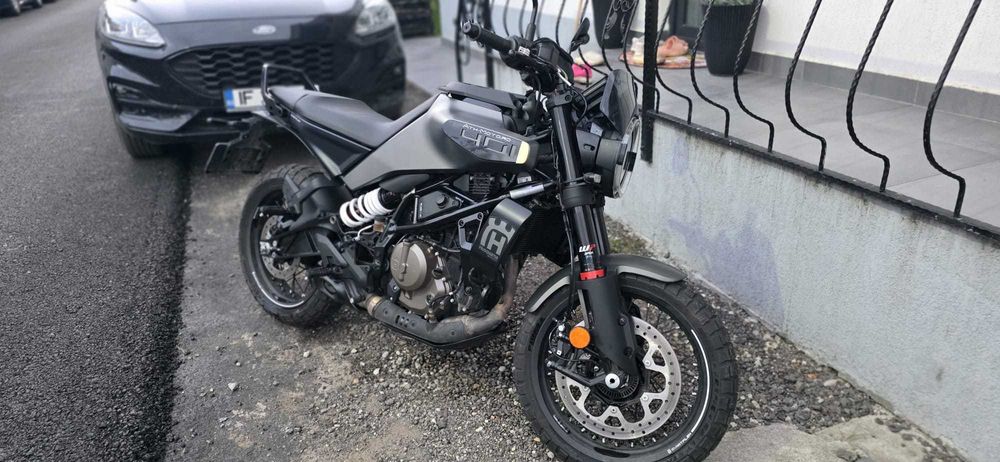 Motocicleta Husqvarna Svartpilen 401