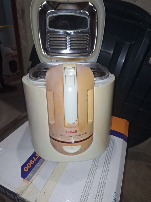 Продавам фритюрник Bosch