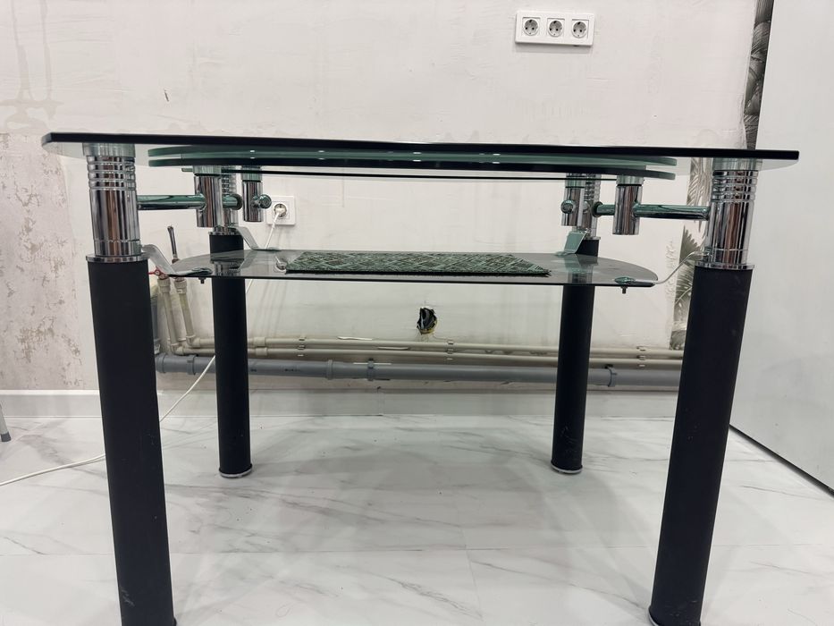 Стеклянный обеденный стол-трансформер