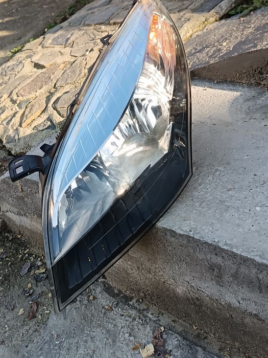 Vând aripa Megane 3 bose,și far stânga cu sticla neaga , stare buna !